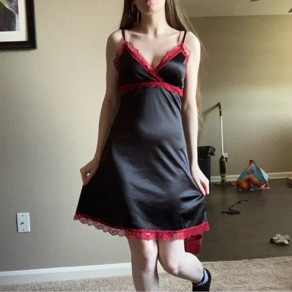 BLACK AND RED LACE TRIMMED SLIP DRESS - Picture 6 of 13